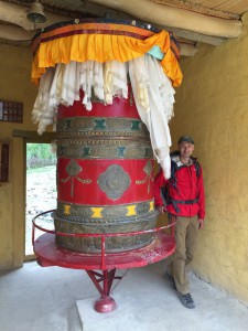 Ученик Алексей Пушкин в горах Тибера у молельного барабана