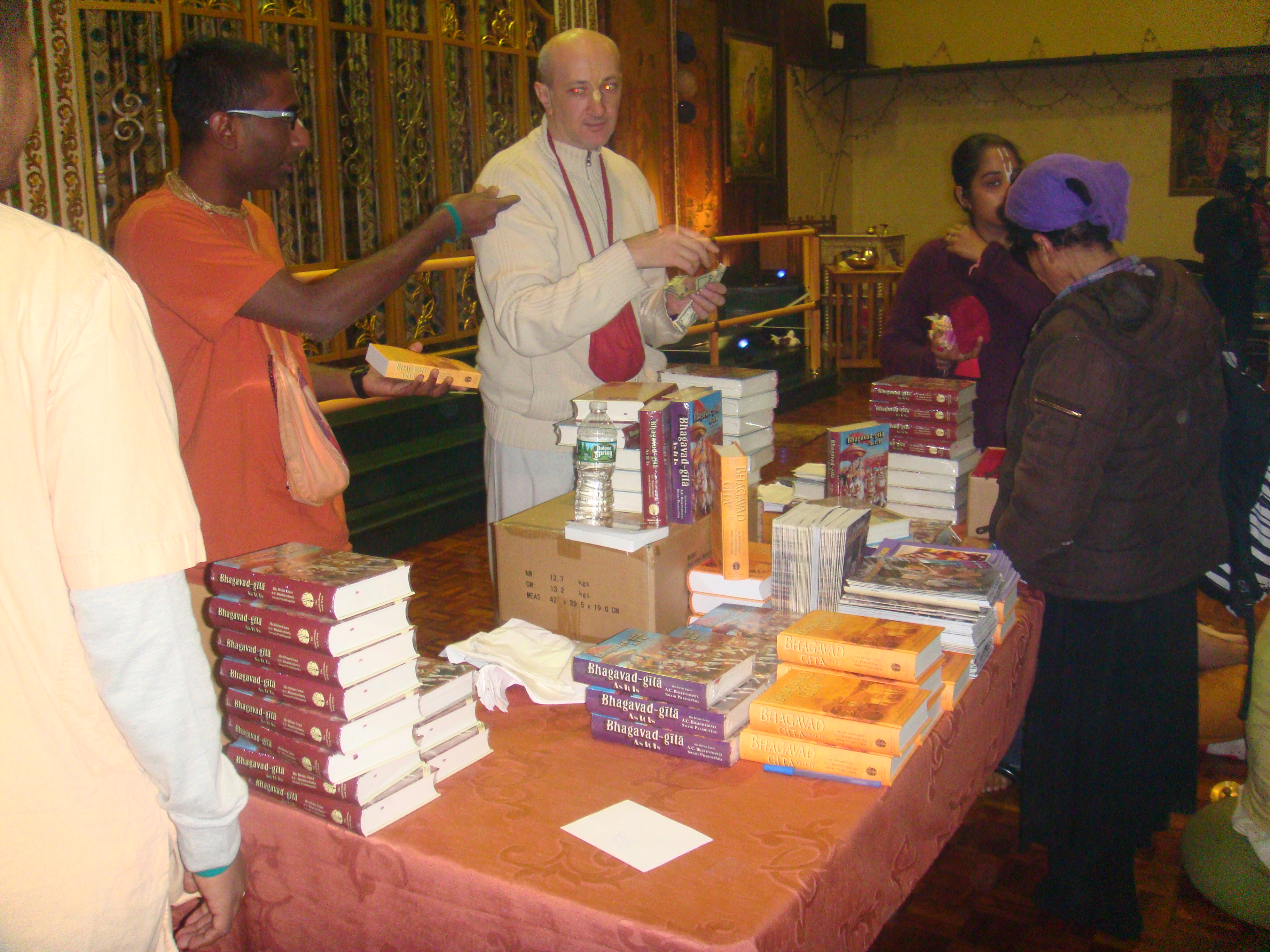 Распродажа святых писаний в храме Кришны